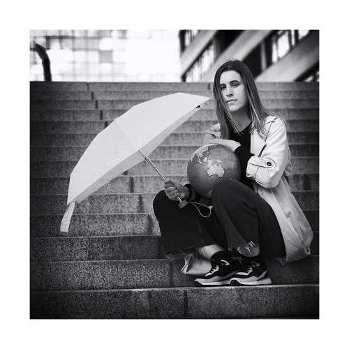 jeune femme planète parapluie