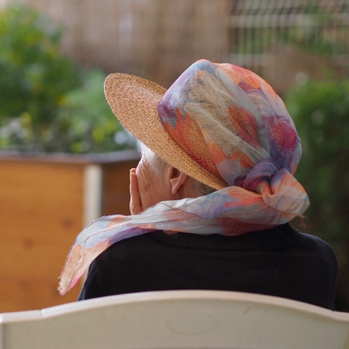 femme de dos chapeau couleurs
