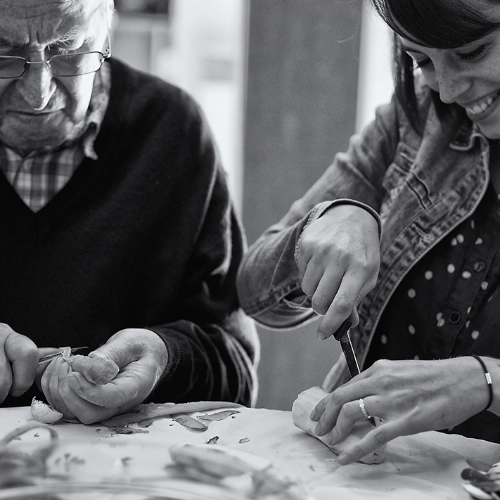 femme souriante vieux monsieur cuisine